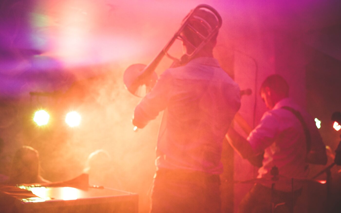 Live muziek met sfeerlicht tijdens een privéfeest